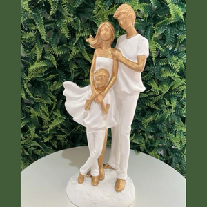 Estatueta Familia Tradicional- Mãe Pai e FIlho